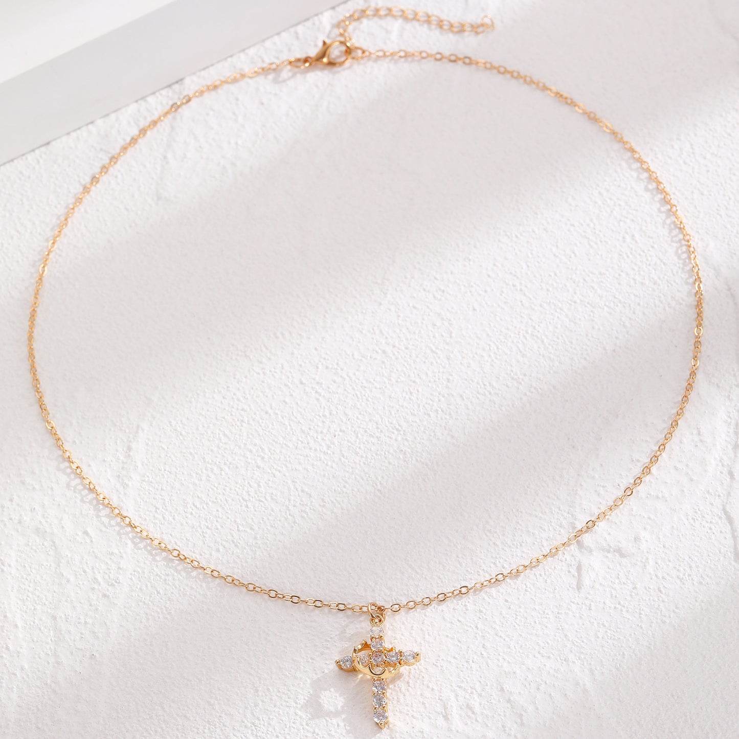 Collar Cruz Coronada